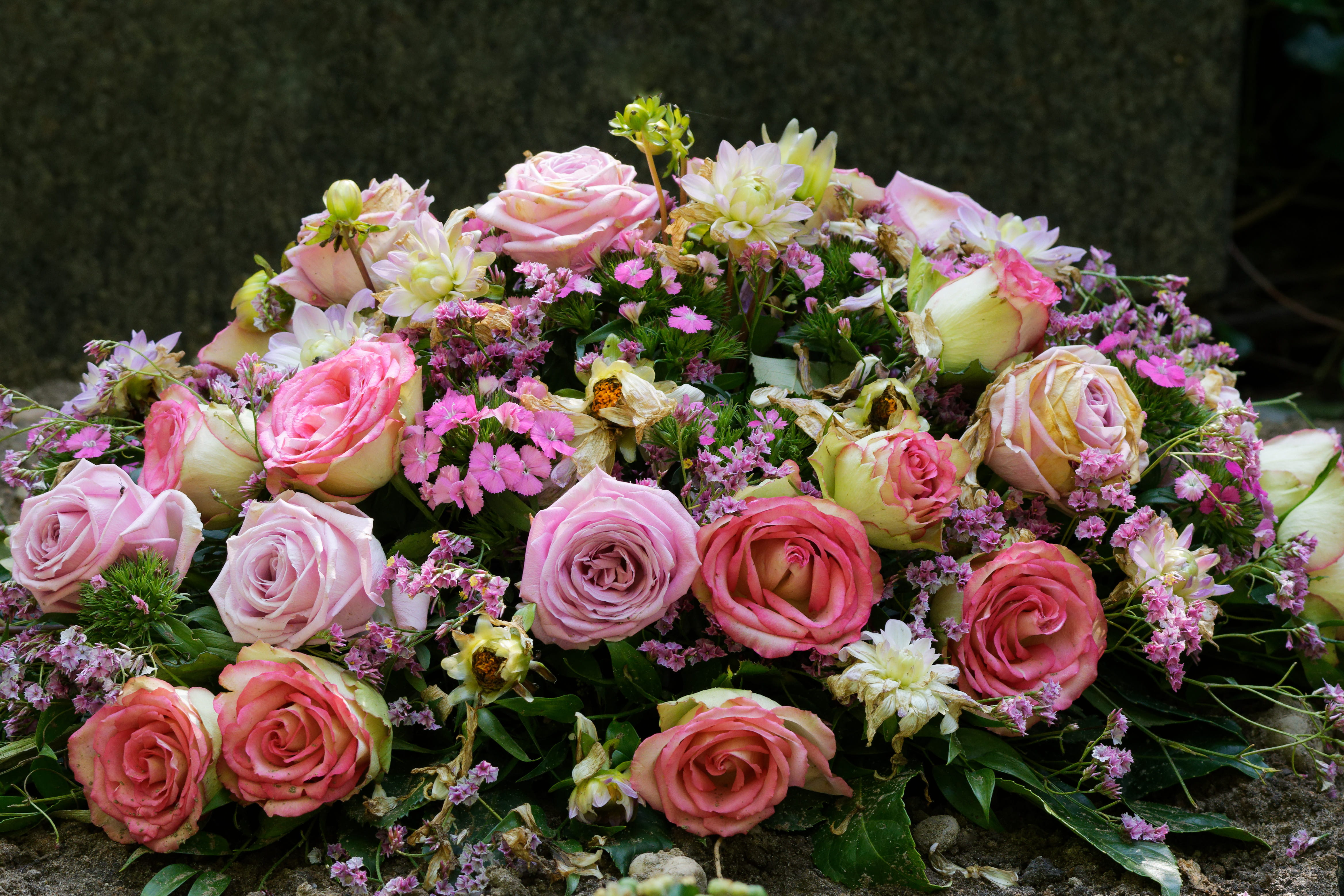 Choose the Colors of Sympathy Flowers Carefully