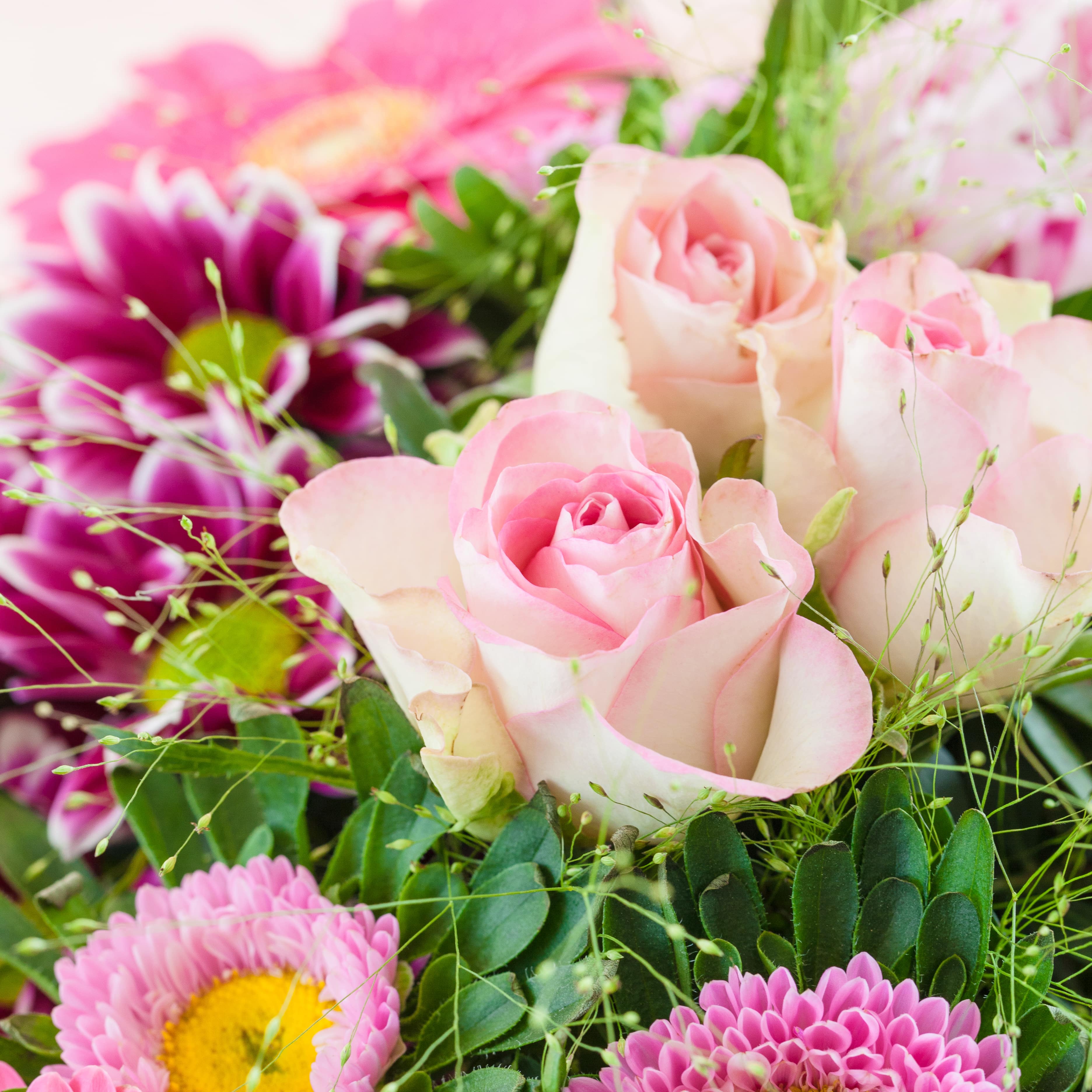 Summer Floral Arrangements: Capturing the Moments of the Warm Season